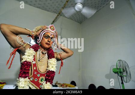 Neu-Delhi, Indien. 27. September 2022. Schauspieler kleiden sich in traditioneller Kleidung hinter der Bühne in Ramlila für die 66. Shri Ramlila Tanzoper im Shriram Bharatiya Kala Kendra. (Bild: © Ravi Batra/ZUMA Press Wire) Stockfoto