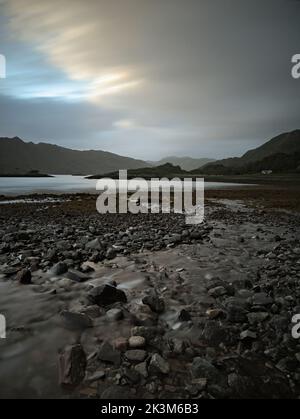 Langzeitbelichtung von Cruac an Aonaich von der Straße A861 zwischen Loch Ailort - Roshven Farm und Alisary, Moidart, Schottland. Stockfoto