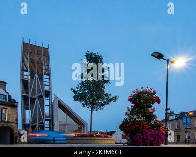 Blick auf den Auckland Tower in der Abenddämmerung in der Stadt Bishop Auckland, County Durham, Enhangland Stockfoto