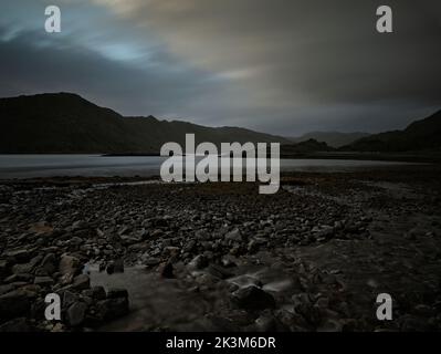 Langzeitbelichtung von Cruac an Aonaich von der Straße A861 zwischen Loch Ailort - Roshven Farm und Alisary, Moidart, Schottland. Stockfoto