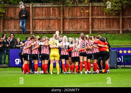 Sunderland Women Spieler huddeln vor ihrem Spiel gegen Charlton Athletic Women in der FA Women's Championship. Stockfoto