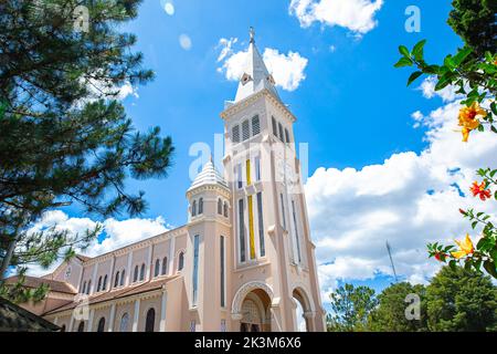 St. Nicholkkathedrale (Hühnerkirche) in Da Lat Vietnam mit blauem Himmel Hintergrund versteckt hinter Kiefernästen an sonnigen Tagen, linke Ansicht Stockfoto