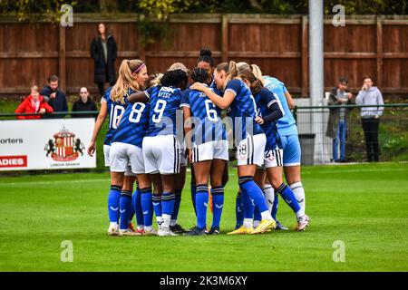 Charlton Athletic Women Spieler huddeln vor ihrem Spiel gegen Sunderland Women in der FA Women's Championship. Stockfoto