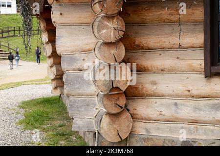 Karpaten Holzhaus in den Bergen, ein altes Holzhaus in der Ukraine Stockfoto