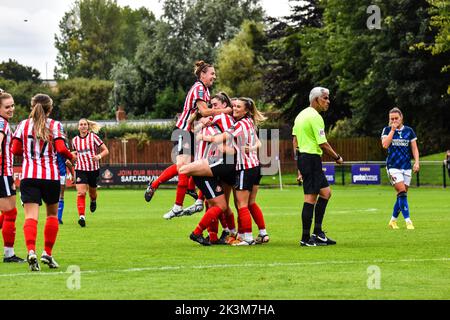 Sunderland Women Forward Emily Scarr (Mitte) wird von ihren Teamkollegen nach dem Tor zum Eröffnungstreffer gegen Charlton Athletic Women von ihren Mitstreitern verhöbt. Stockfoto