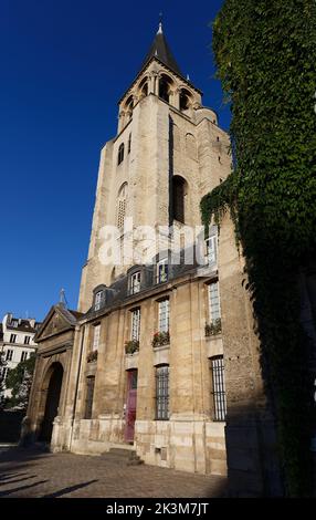 Blick auf Saint Germain des-Pres, die älteste Kirche in Paris Stockfoto