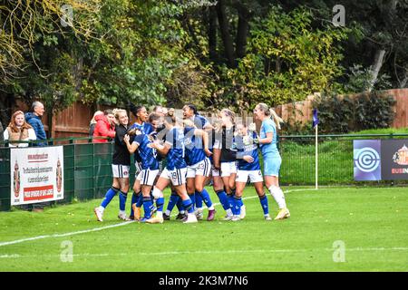 Charlton Athletic Women-Spieler feiern Elisha N'Dows Siegetor gegen Sunderland Women Stockfoto