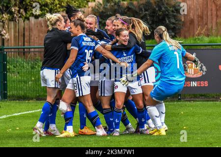 Charlton Athletic Women-Spieler feiern Elisha N'Dows Siegetor gegen Sunderland Women Stockfoto