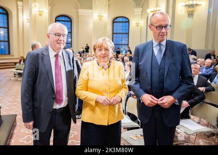 Berlin, Deutschland. 27. September 2022. Volker Kauder (CDU, l-r), Vorsitzender des Kuratoriums der Bundeskanzlerin Helmut Kohl-Stiftung, Angela Merkel (CDU), ehemalige Bundeskanzlerin, und Friedrich Merz, CDU-Bundespräsident, Stand zu Beginn der Eröffnungsveranstaltung der Bundeskanzler-Helmut-Kohl-Stiftung in der Friedrichstadtkirche am Gendarmenmarkt. Quelle: Christoph Soeder/dpa/Alamy Live News Stockfoto