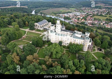 Wunderschönes altes Staatsschloss Hluboka nad Vltavou. Blick vom Garten im Sommer mit blauem Himmel, Sonne und Wolken. Hrad Hluboká nad Vltavou, Česká Rep Stockfoto