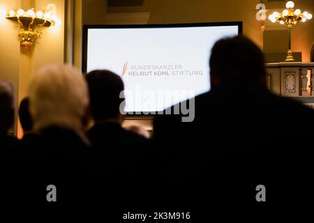 Berlin, Deutschland. 27. September 2022. Gäste sitzen bei der Eröffnungsveranstaltung der Bundeskanzler-Helmut-Kohl-Stiftung in der Friedrichstadtkirche am Gendarmenmarkt. Quelle: Christoph Soeder/dpa/Alamy Live News Stockfoto