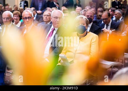 Berlin, Deutschland. 27. September 2022. Friedrich Merz (2V.l-r), CDU-Bundesvorsitzender, Volker Kauder (CDU), Vorsitzender des Kuratoriums der Bundeskanzlerin Helmut Kohl-Stiftung, und Angela Merkel (CDU), ehemalige Bundeskanzlerin, sitzen zu Beginn der Eröffnungsveranstaltung der Bundeskanzlerin Helmut Kohl-Stiftung in der Friedrichstadtkirche am Gendarmenmarkt. Quelle: Christoph Soeder/dpa/Alamy Live News Stockfoto