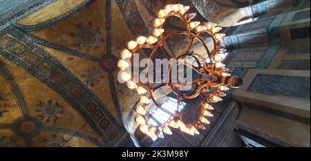 Eine vertikale Aufnahme des Lüsters in der Hagia Sophia, Türkei Stockfoto