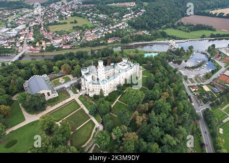 Wunderschönes altes Staatsschloss Hluboka nad Vltavou. Blick vom Garten im Sommer mit blauem Himmel, Sonne und Wolken. Hrad Hluboká nad Vltavou, Česká Rep Stockfoto