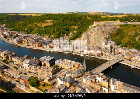 Sommeransicht der Stadtlandschaft von Dinant am Ufer der Meuse, Belgien Stockfoto