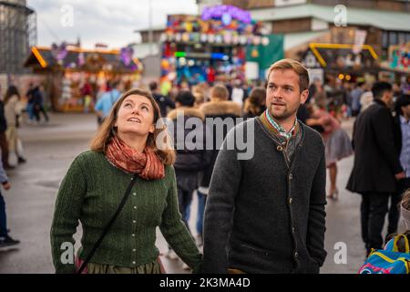 Menschen genießen das Oktoberfest in München. Viele Besucher des größten Volksfestes und Bierfestivals der Welt. Stockfoto