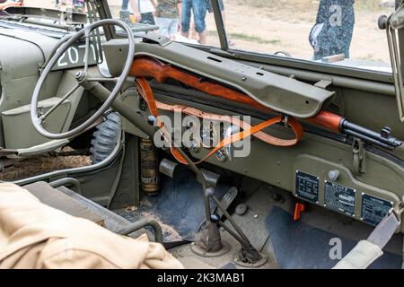 Militärtag Hodonin - Panov. Historische und zeitgenössische militärische Ausrüstung Jeep Waffenlager Stockfoto