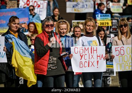 ZAPORIZHZHIA, UKRAINE - 25. SEPTEMBER 2022 - Aktivisten Halten Plakate ...