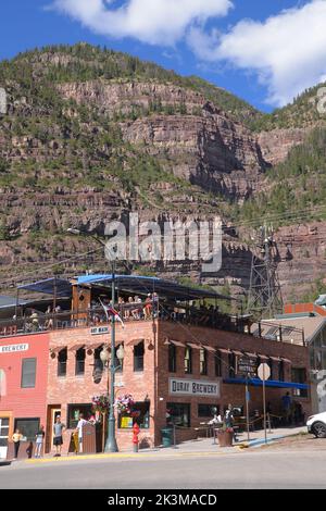 Die beliebte Touristenstadt Ouray mit Bergen im Hintergrund in Colorado USA Stockfoto