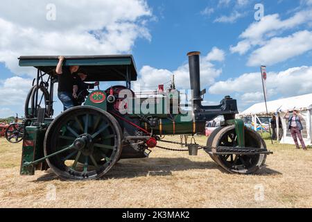 West Bay.Dorset.Vereinigtes Königreich.Juni 12. 2022.Eine restaurierte Dampfwalze von Aveling und Porter wird bei der West Bay-Oldtimer-Rallye gefahren Stockfoto