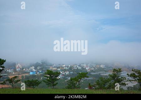 Da Lat Stadt am Morgen ist in Nebel gehüllt Stockfoto