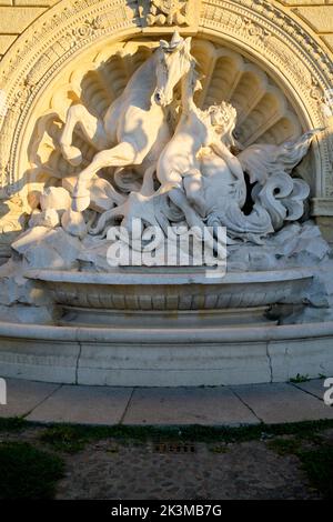 Nymphenbrunnen und Seepferd auf der Pincio-Treppe am Eingang zum Montagnola Park Bologna Italien Stockfoto