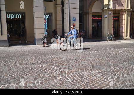 Radfahrer auf der Via dell'Indipendenza mit sehr wenig Autoverkehr in Bologna Italien Stockfoto