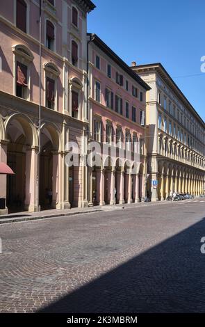 Via dell'Indipendenza mit sehr wenig Verkehr in Bologna Italien Stockfoto