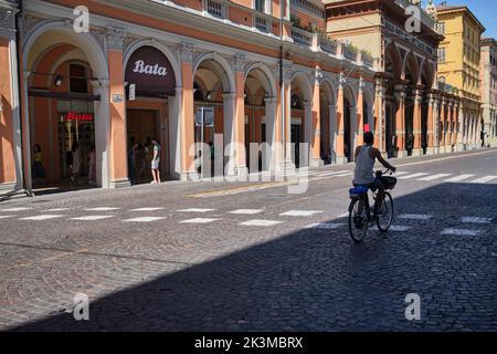 Via dell'Indipendenza mit sehr wenig Verkehr in Bologna Italien Stockfoto