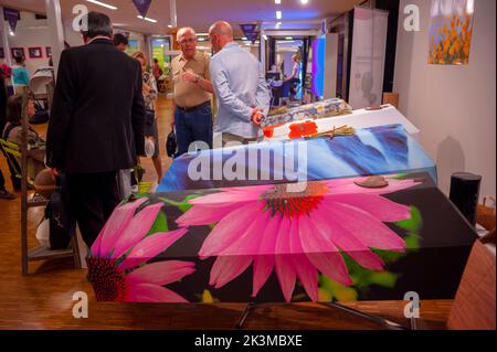 Paris, Frankreich, biologisch abbaubare Schäkchen auf der Death Trade Show „Salon de la Mort“ Stockfoto