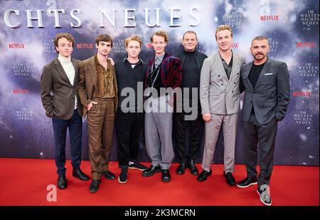 Berlin, Deutschland. 27. September 2022. Schauspieler Adrian Grünewald (l-r), Aaron Hilmer, Moritz Klaus, Felix Kammerer, Devid Striesow, Albrecht Schuch und Edin Hasanovic kommen zur Premiere ihres Films 'Nothing New in the West' bei Kino International. Quelle: Annette Riedl/dpa/Alamy Live News Stockfoto