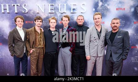 Berlin, Deutschland. 27. September 2022. Schauspieler Adrian Grünewald (l-r), Aaron Hilmer, Moritz Klaus, Felix Kammerer, Devid Striesow, Albrecht Schuch und Edin Hasanovic kommen zur Premiere ihres Films 'Nothing New in the West' bei Kino International. Quelle: Annette Riedl/dpa/Alamy Live News Stockfoto