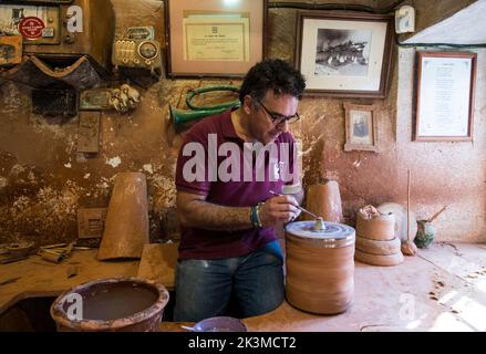 Der Töpfer Pablo Tito arbeitet in seiner Werkstatt in Úbeda, Jaén Stockfoto