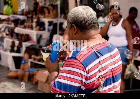 Nazare das Farinhas, Bahia, Brasilien - 23. März 2016: Menschen und Kunsthandwerker werden auf der Caxixis-Messe ausgestellt. Stadt Nazare das Farinhas Stockfoto