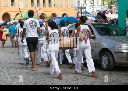 Nazare das Farinhas, Bahia, Brasilien - 23. März 2016: Gruppe von Capoeira-Praktizierenden, die auf den Platz zu gehen. Stadt Nazare das Farinhas, Brasilien. Stockfoto