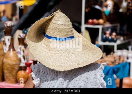 Nazare das Farinhas, Bahia, Brasilien - 23. März 2016: Menschen und Kunsthandwerker werden auf der Caxixis-Messe ausgestellt. Stadt Nazare das Farinhas Stockfoto