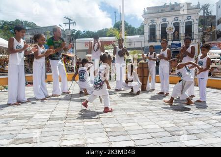 Nazare das Farinhas, Bahia, Brasilien - 23. März 2016: Gruppe von Menschen, die auf einem Stadtplatz in Nazare das Farinhas, Brasilien, Capoeira spielen. Stockfoto