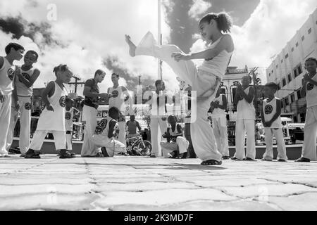 Nazare das Farinhas, Bahia, Brasilien - 23. März 2016: Gruppe von Menschen, die auf einem Stadtplatz in Nazare das Farinhas, Brasilien, Capoeira spielen. Stockfoto