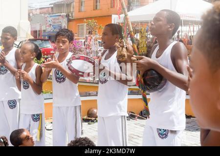 Nazare das Farinhas, Bahia, Brasilien - 23. März 2016: Gruppe von Menschen, die auf einem Stadtplatz in Nazare das Farinhas, Brasilien, Capoeira spielen. Stockfoto