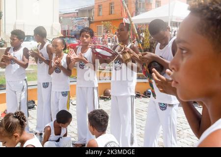 Nazare das Farinhas, Bahia, Brasilien - 23. März 2016: Gruppe von Menschen, die auf einem Stadtplatz in Nazare das Farinhas, Brasilien, Capoeira spielen. Stockfoto