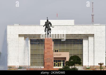 Bischkek, Kirgisistan - 21. September 2022: Nationalmuseum und Denkmal des Nationalhelden Manas Aykol Manas. Ala Too Platz im Stadtzentrum. Stockfoto