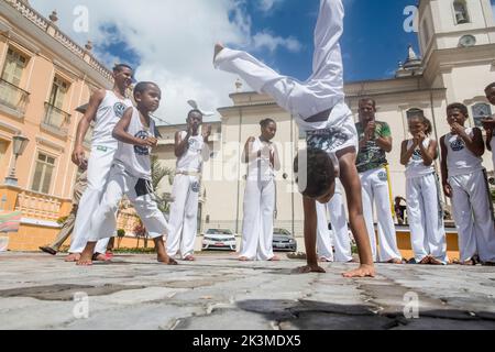 Nazare das Farinhas, Bahia, Brasilien - 23. März 2016: Gruppe von Menschen, die auf einem Stadtplatz in Nazare das Farinhas, Brasilien, Capoeira spielen. Stockfoto