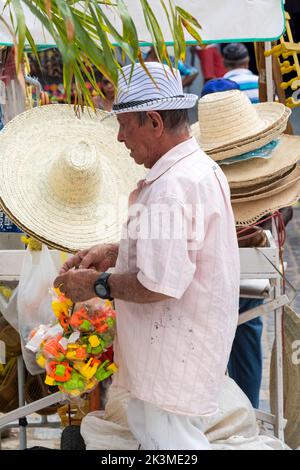 Nazare das Farinhas, Bahia, Brasilien - 23. März 2016: Menschen und Kunsthandwerker werden auf der Caxixis-Messe ausgestellt. Stadt Nazare das Farinhas Stockfoto