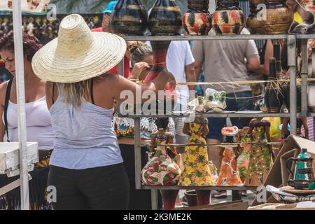 Nazare das Farinhas, Bahia, Brasilien - 23. März 2016: Menschen und Kunsthandwerker werden auf der Caxixis-Messe ausgestellt. Stadt Nazare das Farinhas Stockfoto