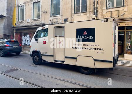 Loomis gepanzerter Geldwagen in der Lissabon-Straße Stockfoto