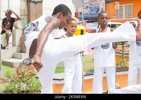 Nazare das Farinhas, Bahia, Brasilien - 23. März 2016: Gruppe von Menschen, die auf einem Stadtplatz in Nazare das Farinhas, Brasilien, Capoeira spielen. Stockfoto
