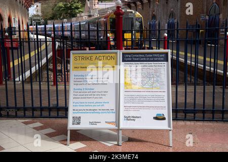 Windsor, Großbritannien. 27.. September 2022. Passagierberatung der South Western Railway an der Windsor und Eton Riverside Station über die nächsten Bahnstreiks. Ein weiterer nationaler Eisenbahnstreik findet am 1.. Oktober 2022 statt. Am 5.. Und 8.. Oktober werden weitere Streiks im Eisenbahnverkehr stattfinden. Quelle: Maureen McLean/Alamy Live News Stockfoto