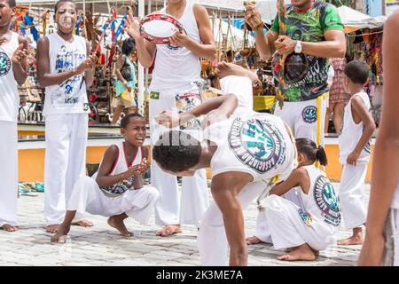 Nazare das Farinhas, Bahia, Brasilien - 23. März 2016: Gruppe von Menschen, die auf einem Stadtplatz in Nazare das Farinhas, Brasilien, Capoeira spielen. Stockfoto