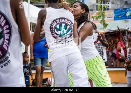 Nazare das Farinhas, Bahia, Brasilien - 23. März 2016: Gruppe von Menschen, die auf einem Stadtplatz in Nazare das Farinhas, Brasilien, Capoeira spielen. Stockfoto