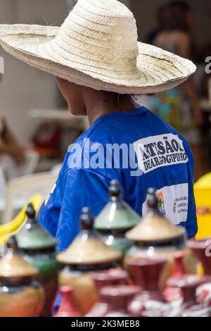 Nazare das Farinhas, Bahia, Brasilien - 23. März 2016: Menschen und Kunsthandwerker werden auf der Caxixis-Messe ausgestellt. Stadt Nazare das Farinhas Stockfoto